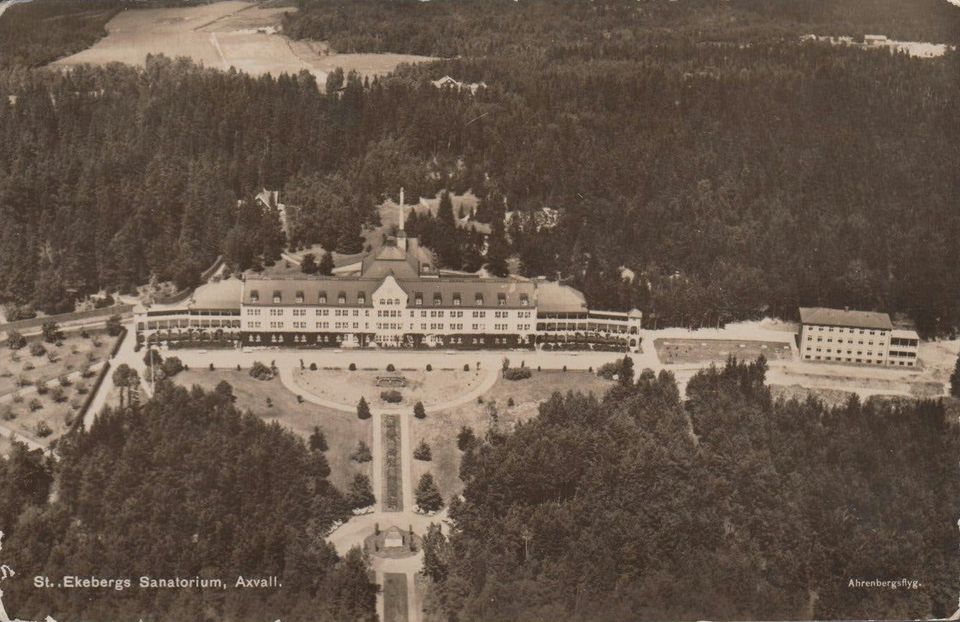 Gammalt vykort med flygfoto över St. Ekebergs sanatorium och tallskogen runt omkring